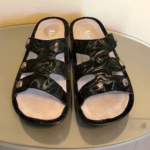 ALEGRIA Venice Slickery Slip On Sandal